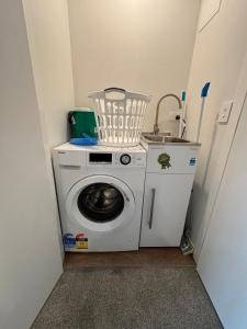 une laveuse et une sécheuse dans une petite pièce dans l'établissement Brand New, Bright & Private Silverstream Stay, à Upper Hutt