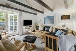 Μια τηλεόραση ή/και κέντρο ψυχαγωγίας στο Natural Gem Between Heath And Dunes