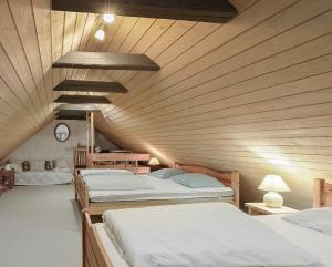 Ένα ή περισσότερα κρεβάτια σε δωμάτιο στο Natural Gem Between Heath And Dunes