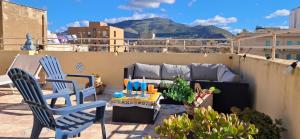 eine Terrasse mit zwei Stühlen und einer Couch auf dem Dach in der Unterkunft SUITE Luxury Rooftop in Trapani + 14 Fotos