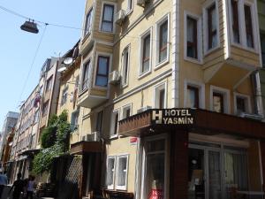 un edificio con un hotel sul lato di Hotel Yasmin a Istanbul