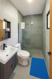 Ένα μπάνιο στο Fully Serviced Apartment with 24h Power, Security and Wi-Fi