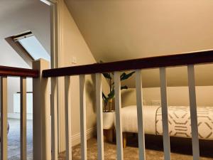 una scala che conduce a una camera con letto di Hanger Farmhouse Hideaway a Totton and Eling Altre 18 foto