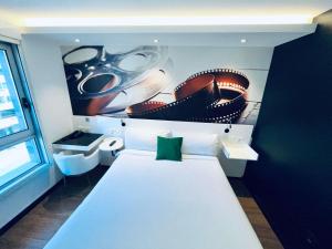 Postel nebo postele na pokoji v ubytování ibis Styles Montevideo Biarritz