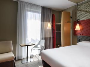 Postel nebo postele na pokoji v ubytování ibis Regensburg Zentrum