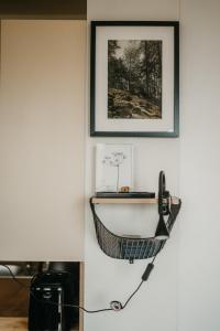 a wire basket hanging on a wall with a picture at Rezidence Rokytnice in Rokytnice nad Jizerou