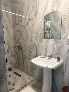 een badkamer met een wastafel en een spiegel bij Casa Marko in Nădlac