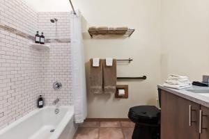 une salle de bain avec une baignoire, des toilettes et un lavabo dans l'établissement Snowcreek-Downtown- Aspen - Hot Tub - Kitchenette, à Leavenworth
