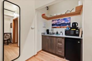 une cuisine avec un comptoir avec un micro-ondes et un miroir dans l'établissement Snowcreek-Downtown- Aspen - Hot Tub - Kitchenette, à Leavenworth