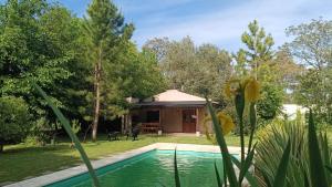 a house with a swimming pool in a yard at La morita hospedaje in Brandsen