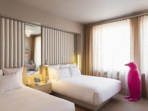 Ένα ή περισσότερα κρεβάτια σε δωμάτιο στο 21c Museum Hotel Durham +50 φωτογραφίες