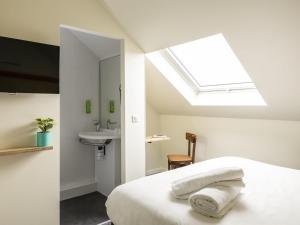 Ένα ή περισσότερα κρεβάτια σε δωμάτιο στο greet Hotel Beaune +139 φωτογραφίες