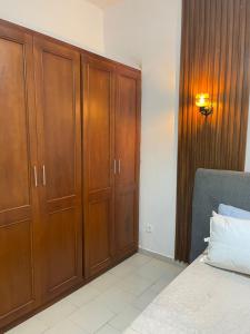 Ένα ή περισσότερα κρεβάτια σε δωμάτιο στο JAYMARI Home