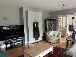 TV a/nebo společenská místnost v ubytování Clonkellure house