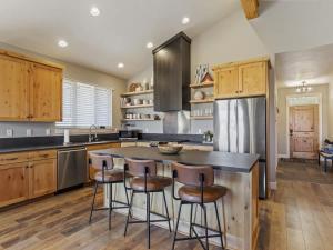Kuchyň nebo kuchyňský kout v ubytování Spectacular Mountain Oasis