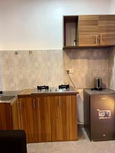 ラゴスにあるFurnished studio apartment in a serene environmentのキッチン(コンロ、冷蔵庫付)
