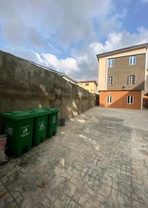 ラゴスにあるFurnished studio apartment in a serene environmentの壁掛けの緑のゴミ箱