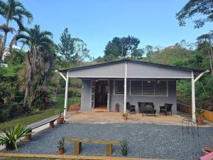 Το κτήριο όπου στεγάζεται  η παραθεριστική κατοικία