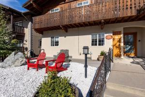 two red chairs and a table in front of a house at Snowcreek-Downtown-Cedar-ADA-HotTub- Kitchen in Leavenworth +7 photos