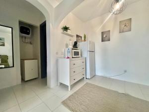 cocina con nevera y tocador con microondas en Vista Garden, en Maspalomas