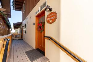 un panneau pour un restaurant sur le côté d'un bâtiment dans l'établissement Snowcreek-Downtown-Dogwood-HotTub-Kitchenette, à Leavenworth