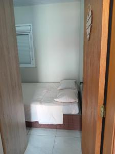 En eller flere senge i et værelse på Apartamento Mobiliado + 2 billeder