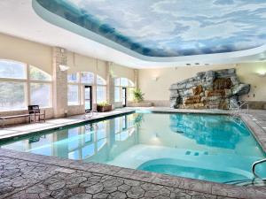 a swimming pool in a house with a ceiling at Alpine Zermatt King Villa with Kitchen Near Deer Valley Ski Resort - #1057 in Mound City