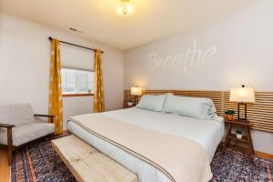 Ένα ή περισσότερα κρεβάτια σε δωμάτιο στο Snowcreek-Townhouse-DownTown-HotTub-8 People