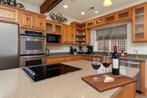 Η κουζίνα ή μικρή κουζίνα στο Snowcreek-Townhouse-DownTown-HotTub-8 People +12 φωτογραφίες