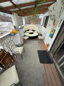 un patio con tavolo e sedie su un balcone di 2BR Apt • Deck • Assigned Parking a Great Falls