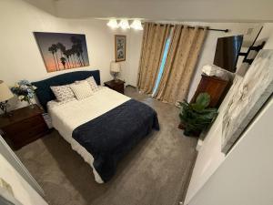 una camera da letto con un letto grande con testiera blu di 2BR Apt • Deck • Assigned Parking a Great Falls