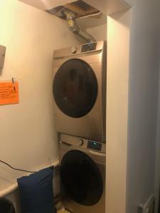 una televisione in un angolo di una stanza di 2BR Apt • Deck • Assigned Parking a Great Falls Altre 8 foto