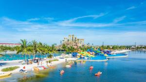 Výhled na řeku, která protéká v blízkosti aparthotelu