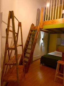 Camera con scala e letto a castello. di Cocos Hostel Rio a Rio de Janeiro