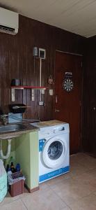eine Küche mit Waschmaschine in einem Zimmer in der Unterkunft Puka ra in Colonia del Sacramento