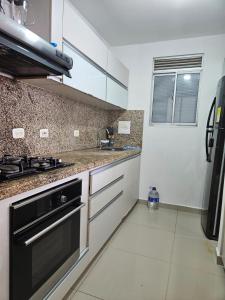 Kuchyň nebo kuchyňský kout v ubytování Apartamento Cómodo y Residencial con parqueo