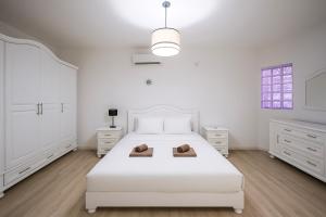 una habitación blanca con una cama blanca y dos toallas encima. en Modern Sea View Apartment in Sliema SV4, en Il-Gżira taʼ Forti Manoel