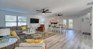 Posezení v ubytování Beachside Getaway - Heated Pool - By Vilano Beach