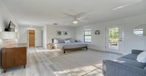 Postel nebo postele na pokoji v ubytování Beachside Getaway - Heated Pool - By Vilano Beach + 21 fotografií