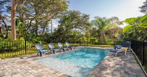 Bazén v ubytování Beachside Getaway - Heated Pool - By Vilano Beach nebo v jeho okolí