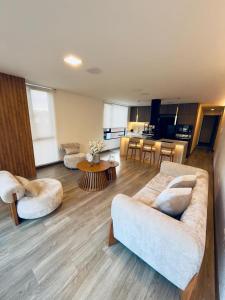 un soggiorno con due divani e un tavolo di Departamento 2 dormitorios Quiteño Libre a Quito