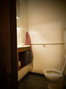 リベラにあるLa Resi Bed & Breakfastのトイレと洗面台のあるバスルーム