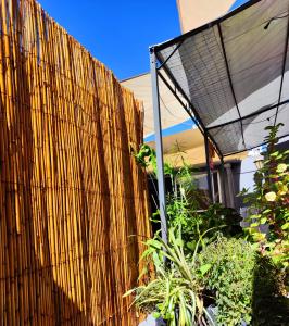 リベラにあるLa Resi Bed & Breakfastの家の前の木の柵