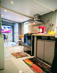 リベラにあるLa Resi Bed & Breakfastのキッチン(コンロ付)