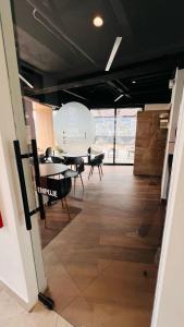 una stanza con tavolo, sedie e una grande sfera di Departamento 2 dormitorios Quiteño Libre a Quito