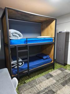 リベラにあるLa Resi Bed & Breakfastの二段ベッド(青い二段ベッド付)が備わる客室です。