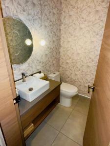 un bagno con lavandino e WC di Departamento 2 dormitorios Quiteño Libre a Quito