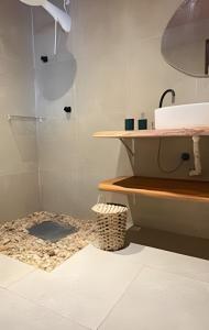 een badkamer met douche, toilet en wastafel bij Casa Monan, Atins beach in Atins +34 foto's