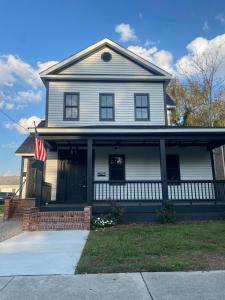 Fotografie z fotogalerie ubytování Historic, Full-reno, Downtown from Night Scene and Venues v destinaci Wilmington