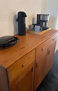 een houten aanrecht met een koffiezetapparaat erop bij Casa Monan, Atins beach in Atins